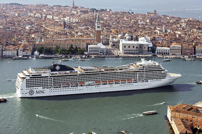 De MSC Magnifica verlaat de haven van Venetië en zet koers naar Bari.