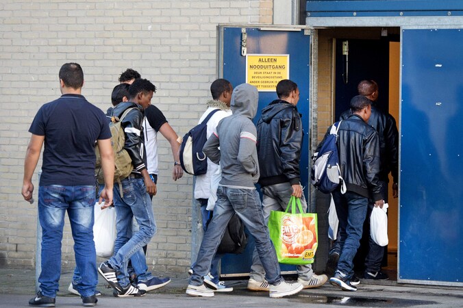 Vluchtelingen komen toe in een noodopvangcentrum in de stad Apeldoorn. Foto ter illustratie.