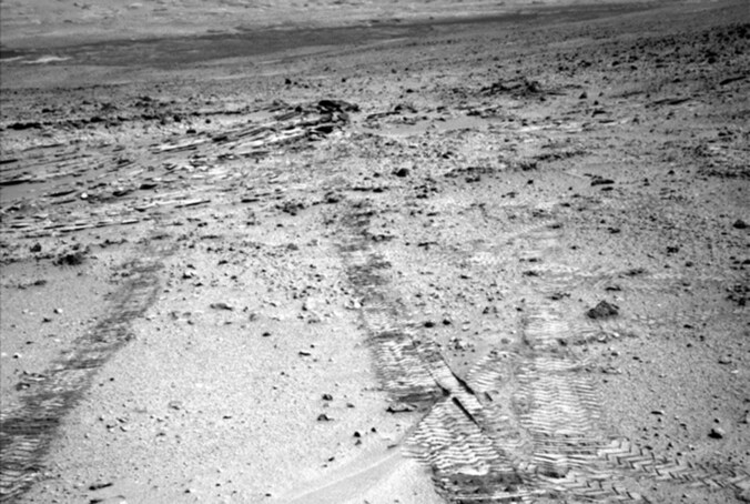 Op deze foto is het wielspoor te zien dat Curiosity achter zich liet nadat hij Glenelg verliet.