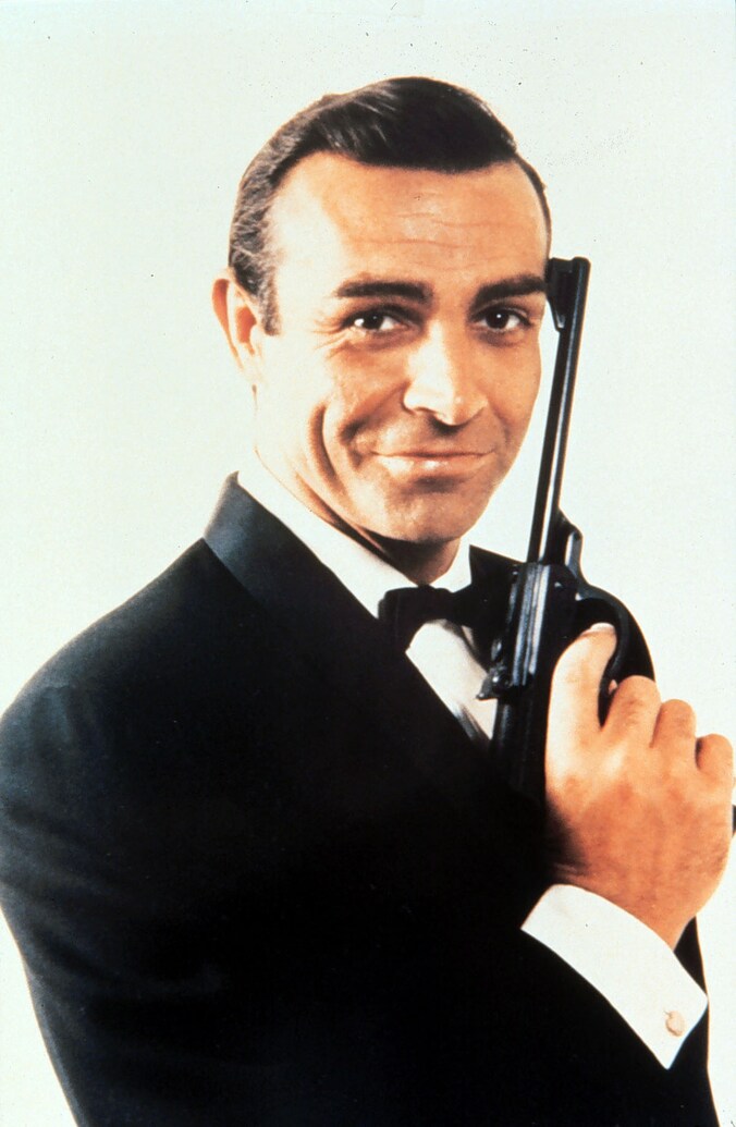 Sean Connery met zijn Walther-pistool.