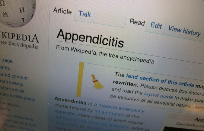 Deel van de Engelstalige Wikipedia-pagina over blindedarmontsteking, met bovenaan de toevoeging dat het onderwerp zou moeten worden aangevuld en herschreven.