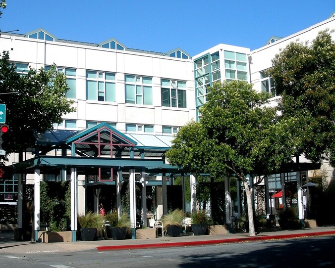 Facebook gaat voor haar werknemers zelf een appartementencomplex aanbouwen dichtbij het hoofdkwartier van het bedrijf in Menlo Park.