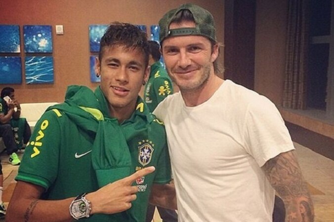 Een apetrotse Neymar poseert met Becks.