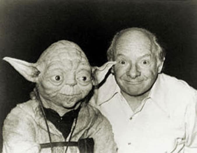 Stuart Freeborn met zijn bekendste creatie Yoda.