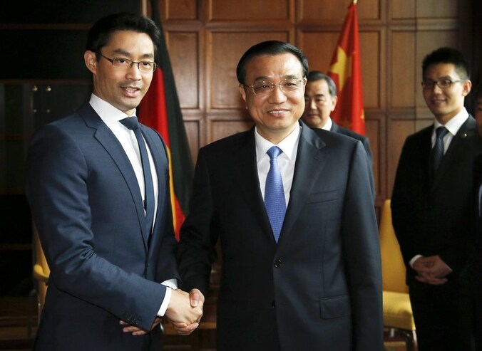 De Duitse minister van Economische Zaken Philipp Roesler (links) schudt Chinese premier Li Keqiang de hand