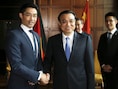 De Duitse minister van Economische Zaken Philipp Roesler (links) schudt Chinese premier Li Keqiang de hand