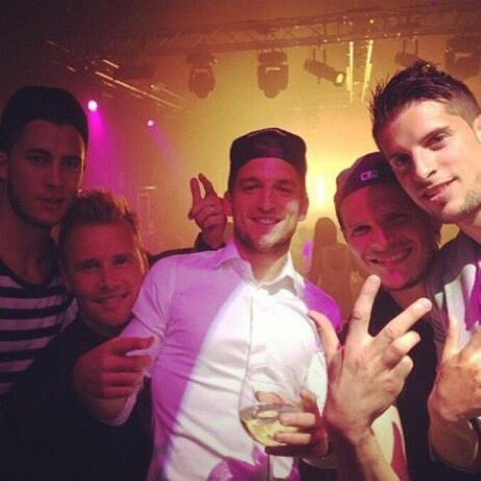 Rode Duivels bouwen een stevig feestje: vlnr Eden Hazard, Jean-François Gillet, Dries Mertens, Daniël Van Buyten en Kevin Mirallas.