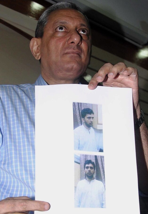Rakesh Maria, chef van een anti-terrorisme-eenheid van de Indiase politie, in 2012 met een foto van Bhatkal.e