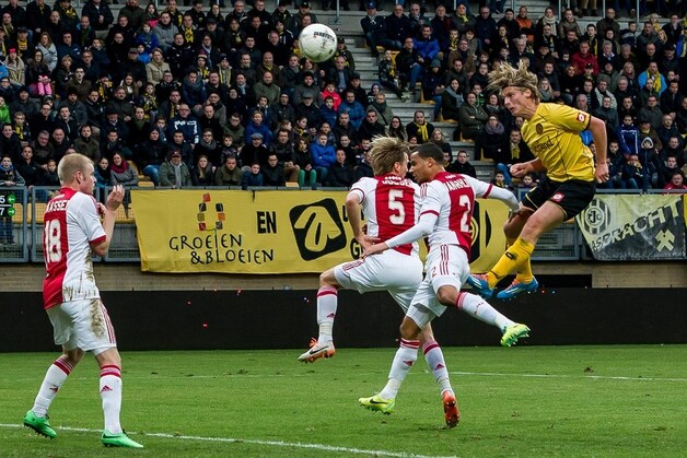 Dijkhuizen kopt de 1-0 binnen.