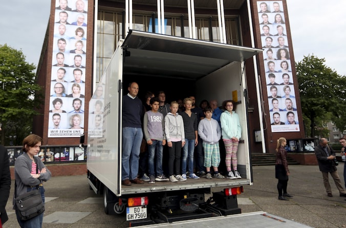 71 mensen herdenken het drama met de truck op de Oostenrijkse snelweg in het Duitse Bochum.