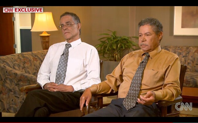 Onil (links) en Pedro Castro gaven een exclusief interview op CNN. De broers van verdachte Ariel leven ondergedoken nadat ze doodsbedreigingen ontvingen.
