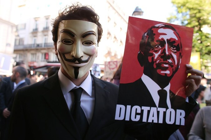 Een Turkse demonstrant met een poster van premier Recep Tayyip Erdogan in zijn hand.