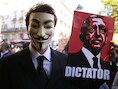Een Turkse demonstrant met een poster van premier Recep Tayyip Erdogan in zijn hand.
