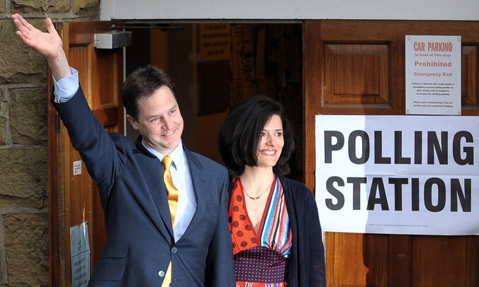 De (volgens de polls) gedoodverfde winnaar van deze verkiezingen Nick Clegg met zijn Spaanse echtgenoten Miriam.