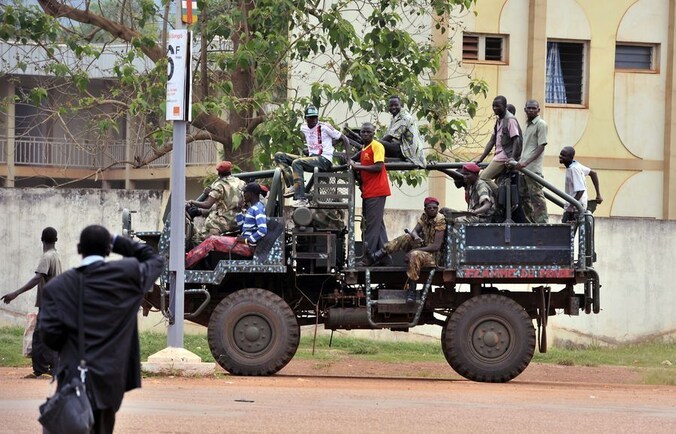 Een wagen met rebellen van de voormalige Seleka-coalitie in Bangui, Centraal Afrikaanse Republiek.