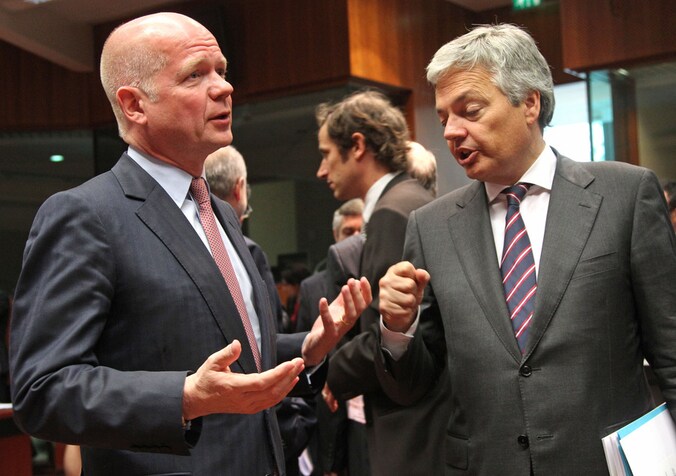 Didier Reynders (rechts) in gesprek met de Brit William Hague.