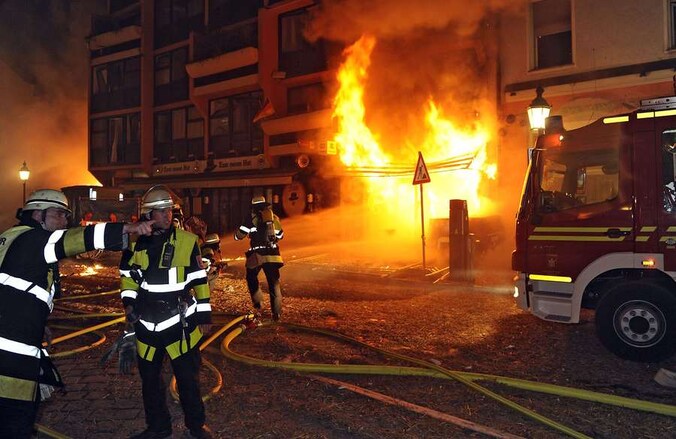 Brandweermannen proberen het vuur onder controle te houden in München.