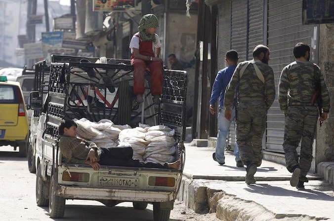 Kinderen verkopen brood in Aleppo.