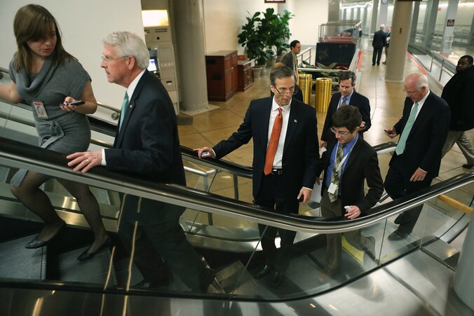 De republikeinse senator Roger Wicker (tweede van links) in februari.