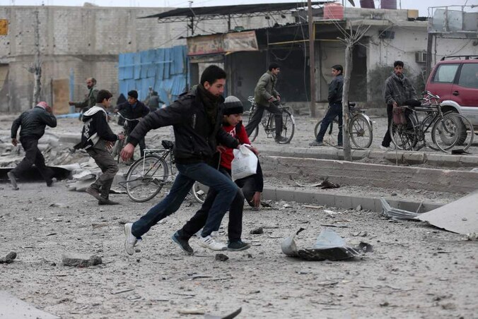Inwoners van Damascus vluchten tijdens een aanslag.