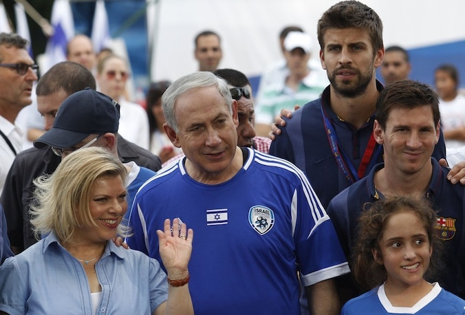 Netanyahu met zijn vrouw en spelers van FC Barcelona tijdens een bijeenkomst met jonge Israëlische kankerpatiënten, afgelopen week in Tel Aviv.