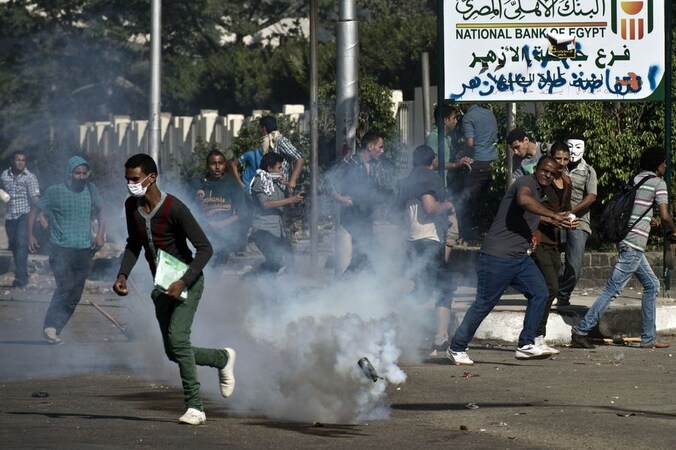 Egyptische studenten vluchten voor traangas in Caïro.
