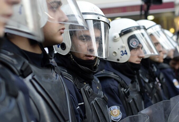 Turkse oproerpolitie, waarvan gisteren 350 eenheden werden overgeplaatst vanwege het corruptieschandaal in het land.