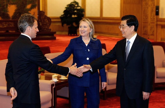 Buitenlandminister Hillary Clinton stelt de Chinese president Hu Jintao voor aan Timothy F. Geithner, de Amerikaanse minister van Financiën.