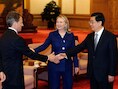 Buitenlandminister Hillary Clinton stelt de Chinese president Hu Jintao voor aan Timothy F. Geithner, de Amerikaanse minister van Financiën.
