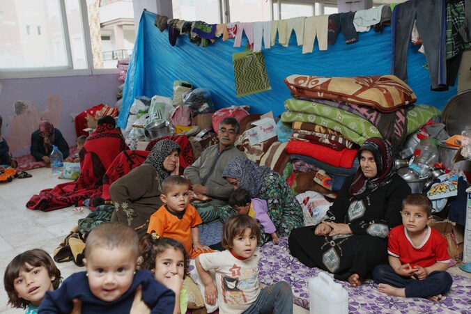 Syrische vluchtelingen die in Turkije onderdak hebben gekregen in een zalencentrum waar gewoonlijk bruiloften worden georganiseerd.
