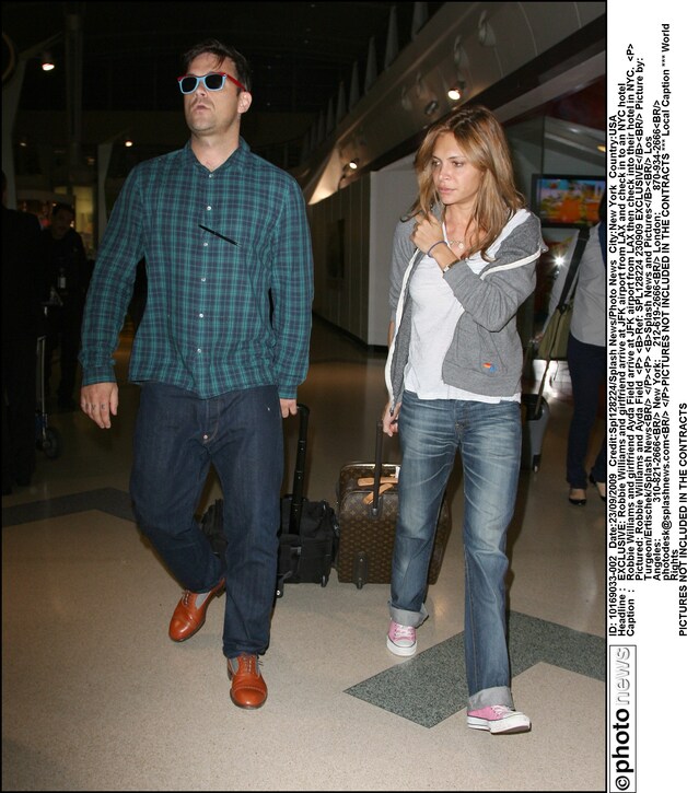 Robbie en Ayda op de luchthaven.
