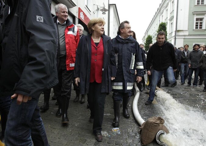 De Duitse Bondskanselier Angela Merkel tijdens haar bezoek vandaag aan de zwaargetroffen stad Passau.
