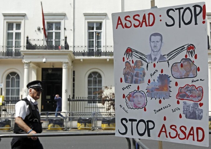 Protest aan de Syrische ambassade in Londen.