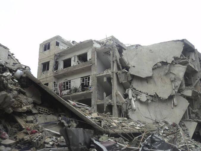 In Douma richtte een aanval door een gevechtsvliegtuig van het Syrische leger veel schade aan.