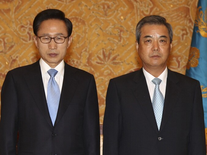 De Zuid-Koreaanse president met de nieuwe minister van Defensie Lee Hee Won (r)