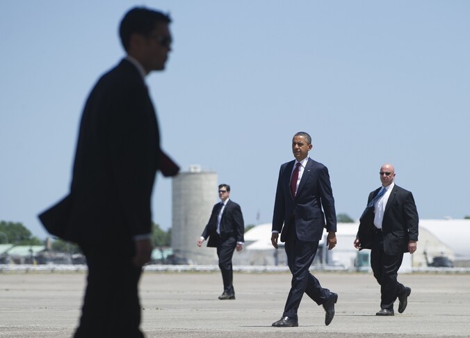 Leden van de geheime dienst beschermen de Amerikaanse president Barack Obama.