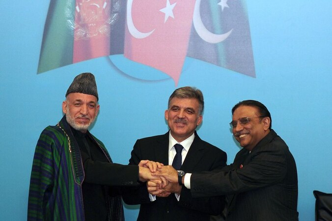 Hamid Karzai (L), Abdullah Gul (C) en Asif Ali Zardari (R).