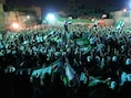 Syrische opposanten zwaaien met hun revolutionaire vlag tijdens een manifestatie