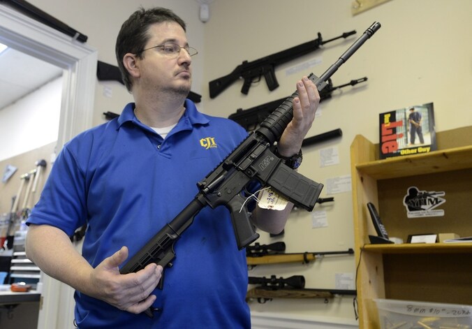 Eigenaar Ron Moon toont een semi-automatische Smith &amp; Wesson MP15 in zijn wapenwinkel CJI Guns in Tucker in de staat Georgia.