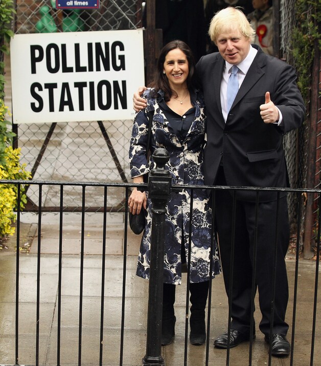 Zittend burgemeester Boris Johnson.
