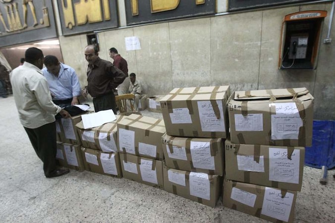 Egyptische verkiezingsambtenaren bereiden in de hoofdstad Caïro alles klaar voor de presidentsverkiezingen die morgen van start gaan.