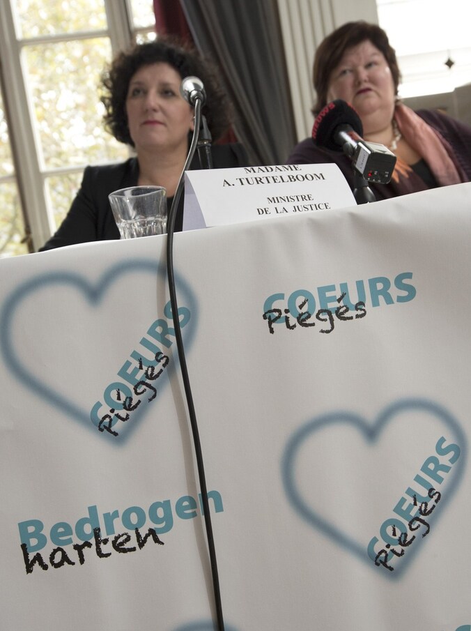 Minister van Justitie Annemie Turtelboom (L) en staatssecreatis voor Asiel en Migratie Maggie De Block.