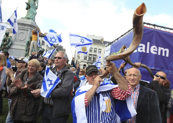 Enkele tientallen demonstranten hielden gisteren een pro-Israëlbetoging in Brussel. © ap