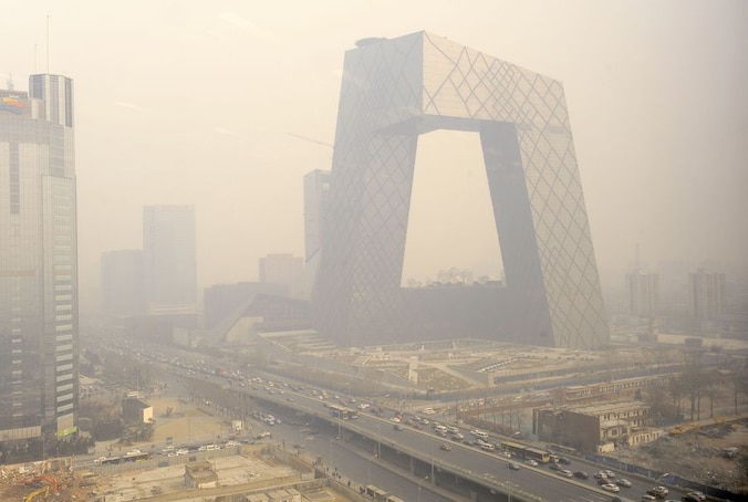 Ook in de Chinese hoofdstad Peking - hier bij het nieuwe tv-gebouw - is luchtvervuiling een immens probleem.