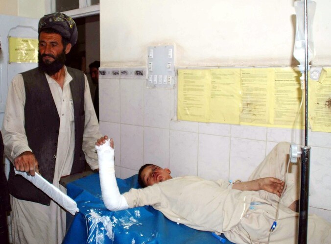 Gewonden worden verzorgd in lokaal ziekenhuis in het Pakistaanse Chaman