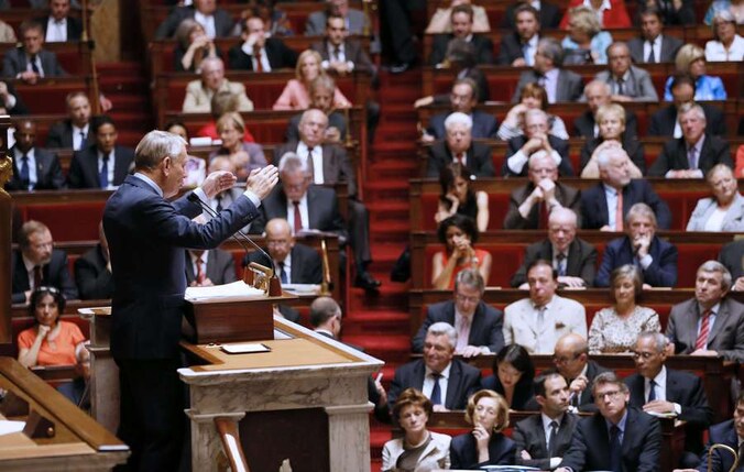 De Franse premier Jean-Marc Ayrault tijdens zijn beleidsverklaring.