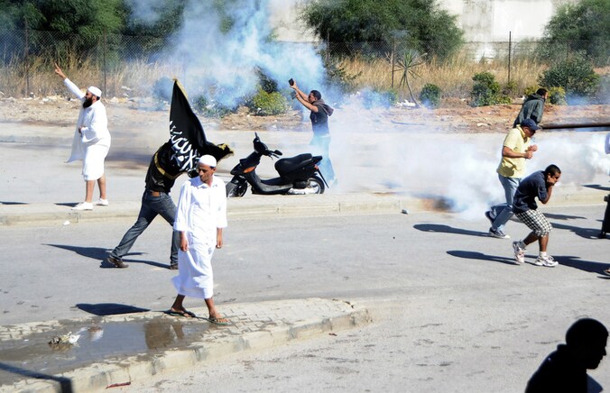 Demonstranten bij de Amerikaanse ambassade in Tunis.