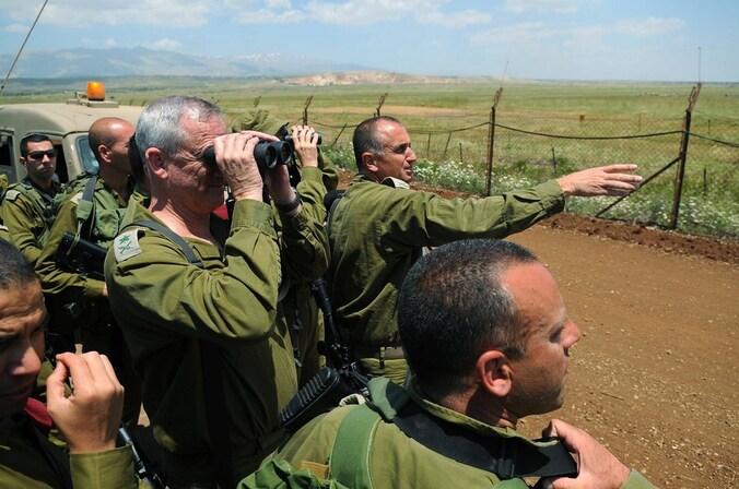 De Israëlische stafchef Benny Gantz (hier met verrekijker) waarschuwde het regime in Damascus dat het zelf de gevolgen van een verdere escalatie draagt.
