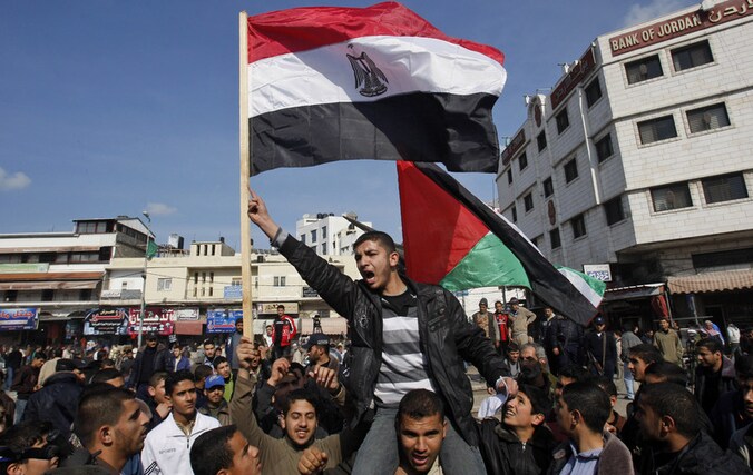 Betogers in Gaza met Egyptische vlag.
