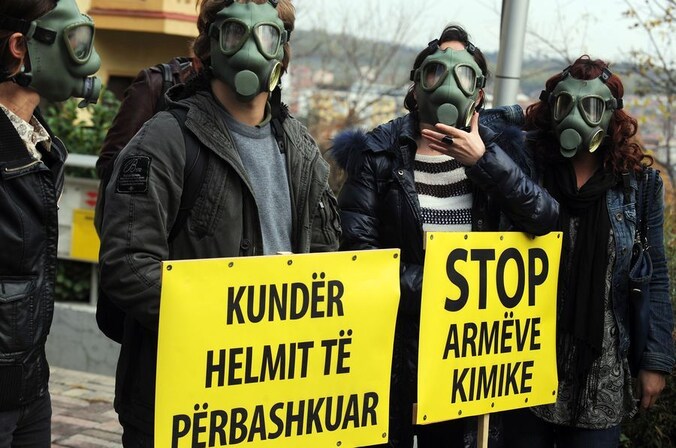 Albaniërs protesteren tegen het aanvankelijke plan om de chemische wapens van Syrië in hun land te stallen.